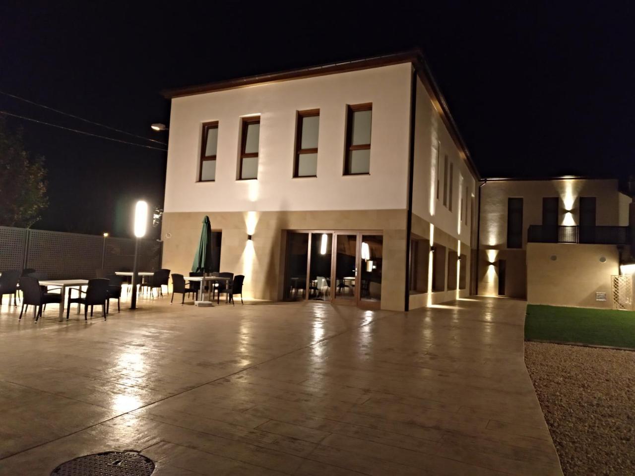 קאסאלריינה Hotel Entrerailes מראה חיצוני תמונה