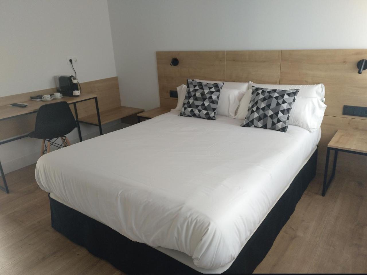 קאסאלריינה Hotel Entrerailes מראה חיצוני תמונה